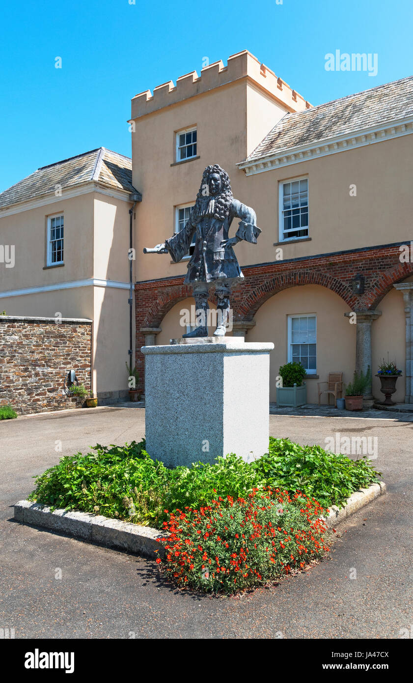 Statue de Sir James tillie à l'extérieur de l'entrée à pentillie castle, st.mellion, Cornwall, Angleterre, Banque D'Images