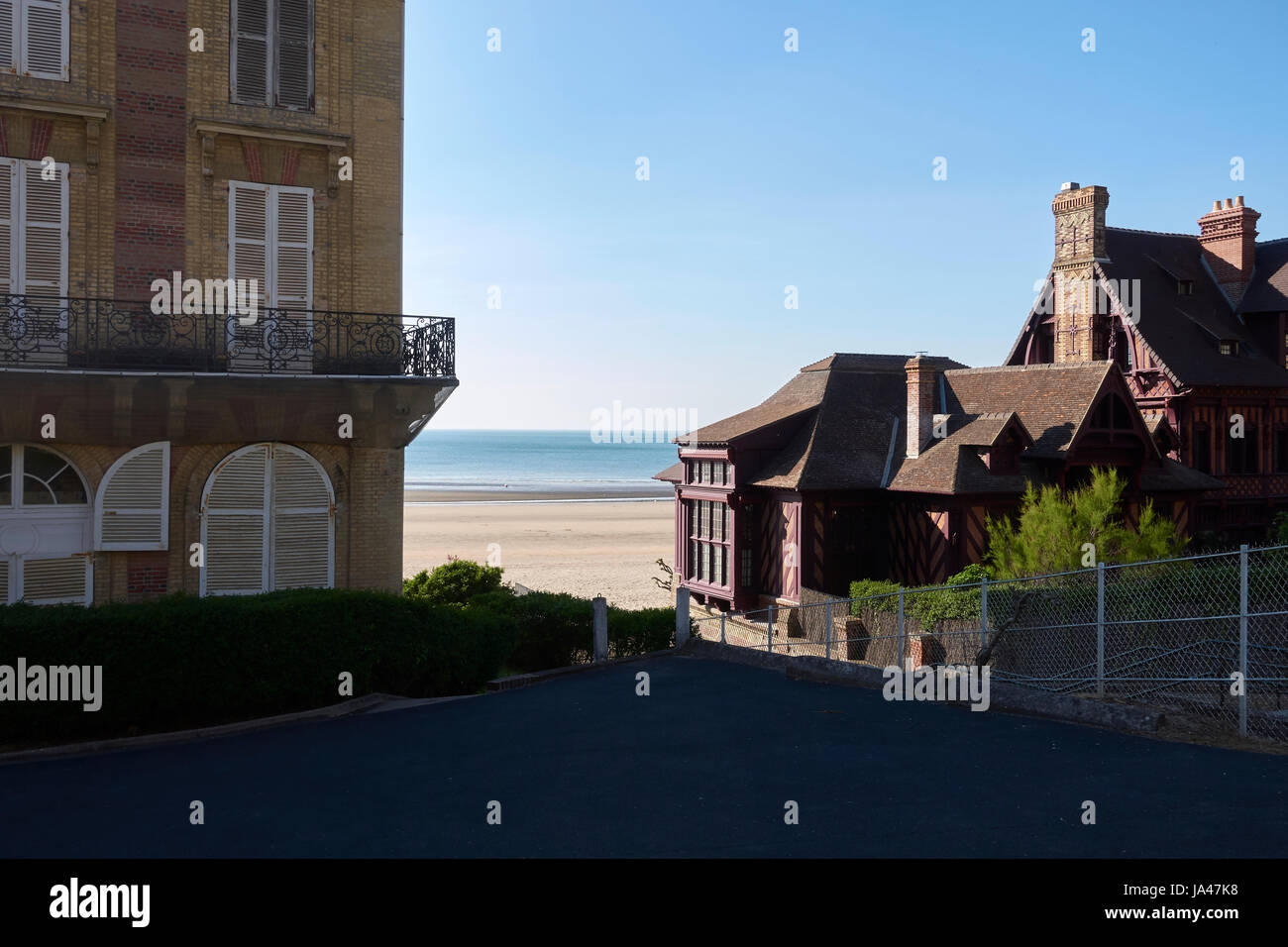Trouville sur mer, Normandie, France. Façade du bâtiment 'les roches noiress' donnant sur la plage Banque D'Images
