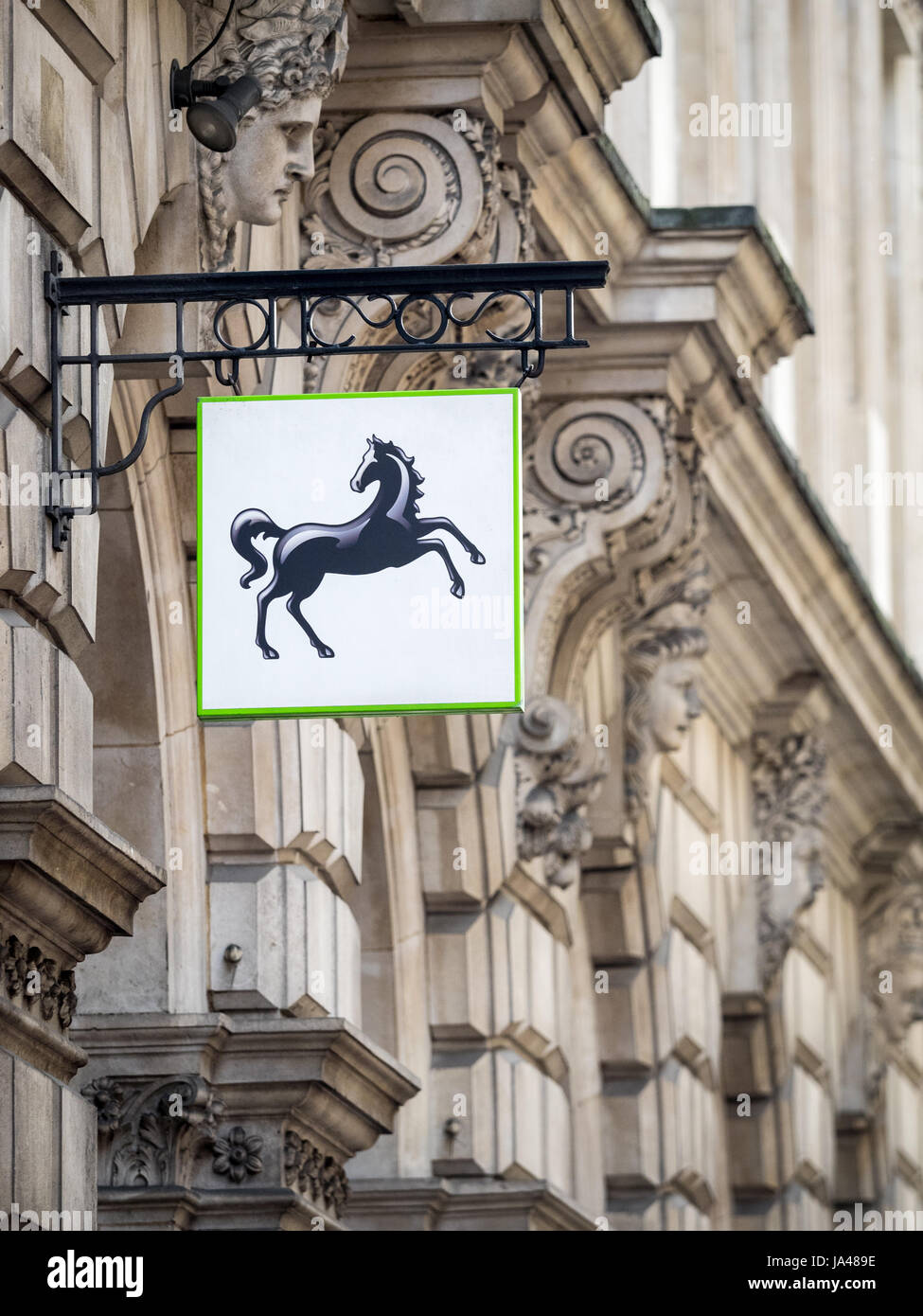 Nouveau style de la Lloyds Bank signe extérieur d'une succursale dans la ville de Londres, le quartier financier de Londres, Royaume-Uni. Banque D'Images