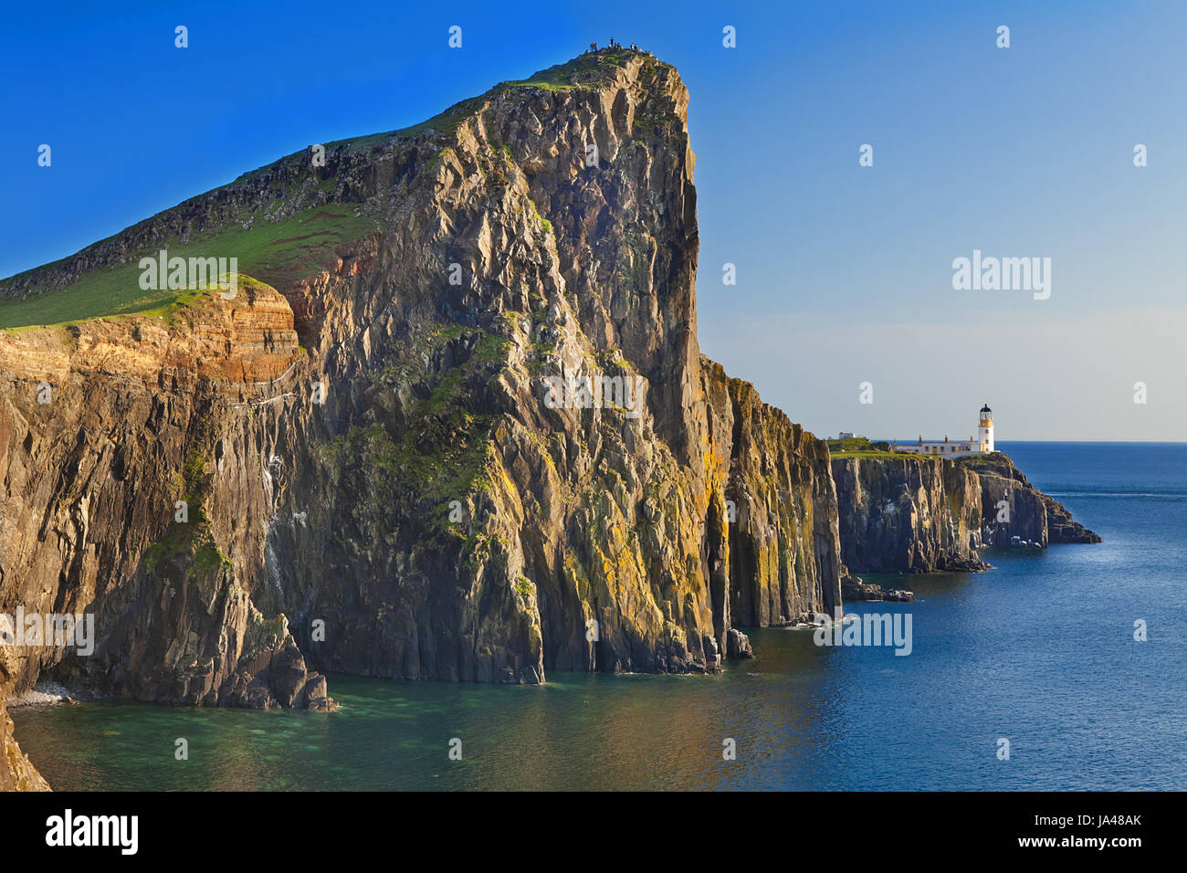 Un regard sur le phare sur les falaises de Neist Point, côte rocheuse et sauvage sur la côte ouest de l'île de Skye. Célèbre près de Glendale, île de Skye Banque D'Images