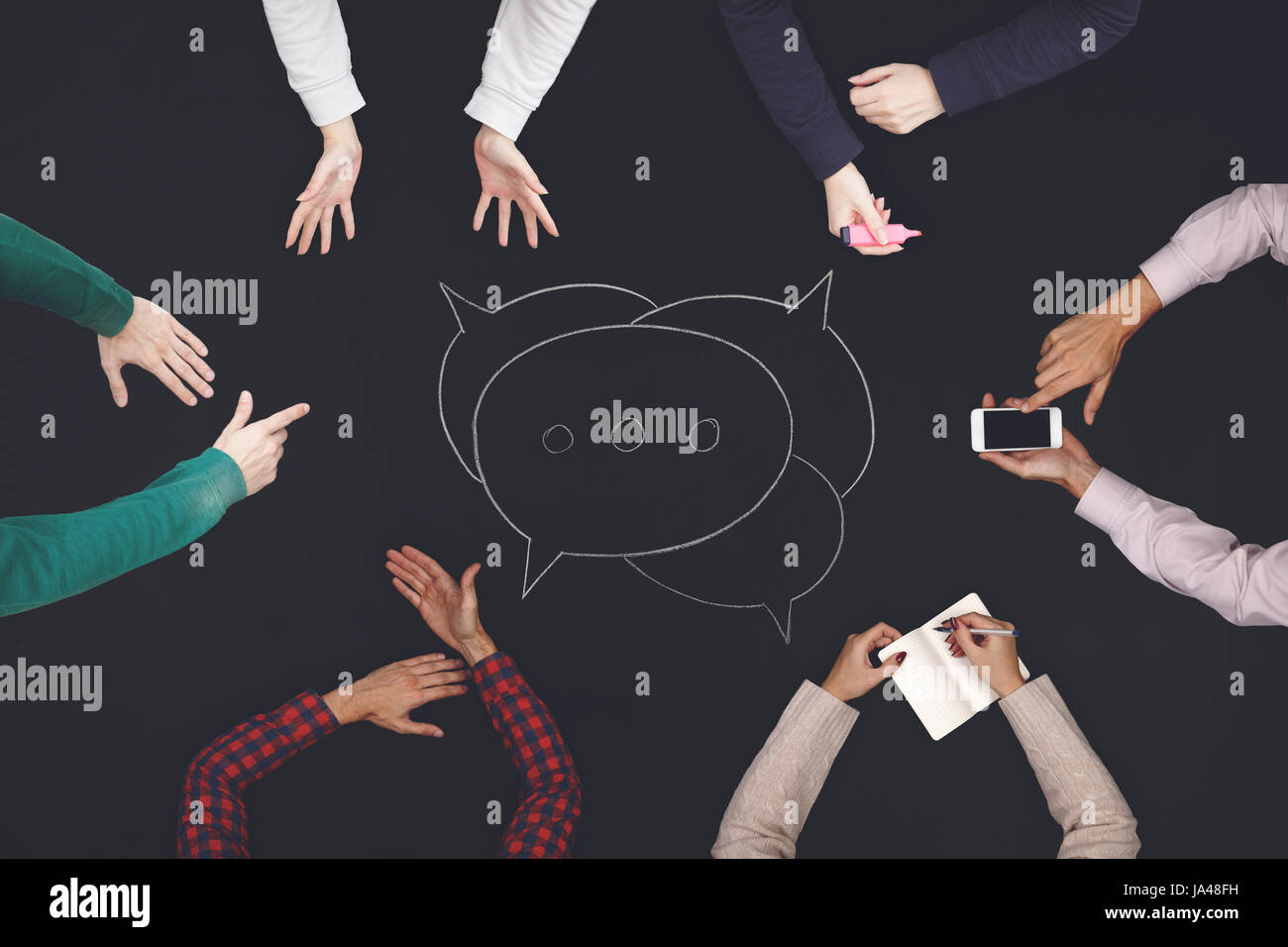 Concept d'équipe et coopération - Vue de dessus de six personnes travaille sur un tableau noir. Banque D'Images