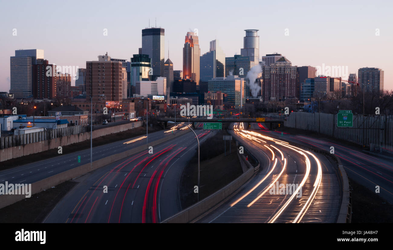 MINNEAPOLIS, Minnesota, UNITED STATES - 27 Mars : l'autoroute porte l'heure de pointe, les navetteurs dans et hors du centre-ville au coucher du soleil le 27/03/2015 à Minneapolis Banque D'Images