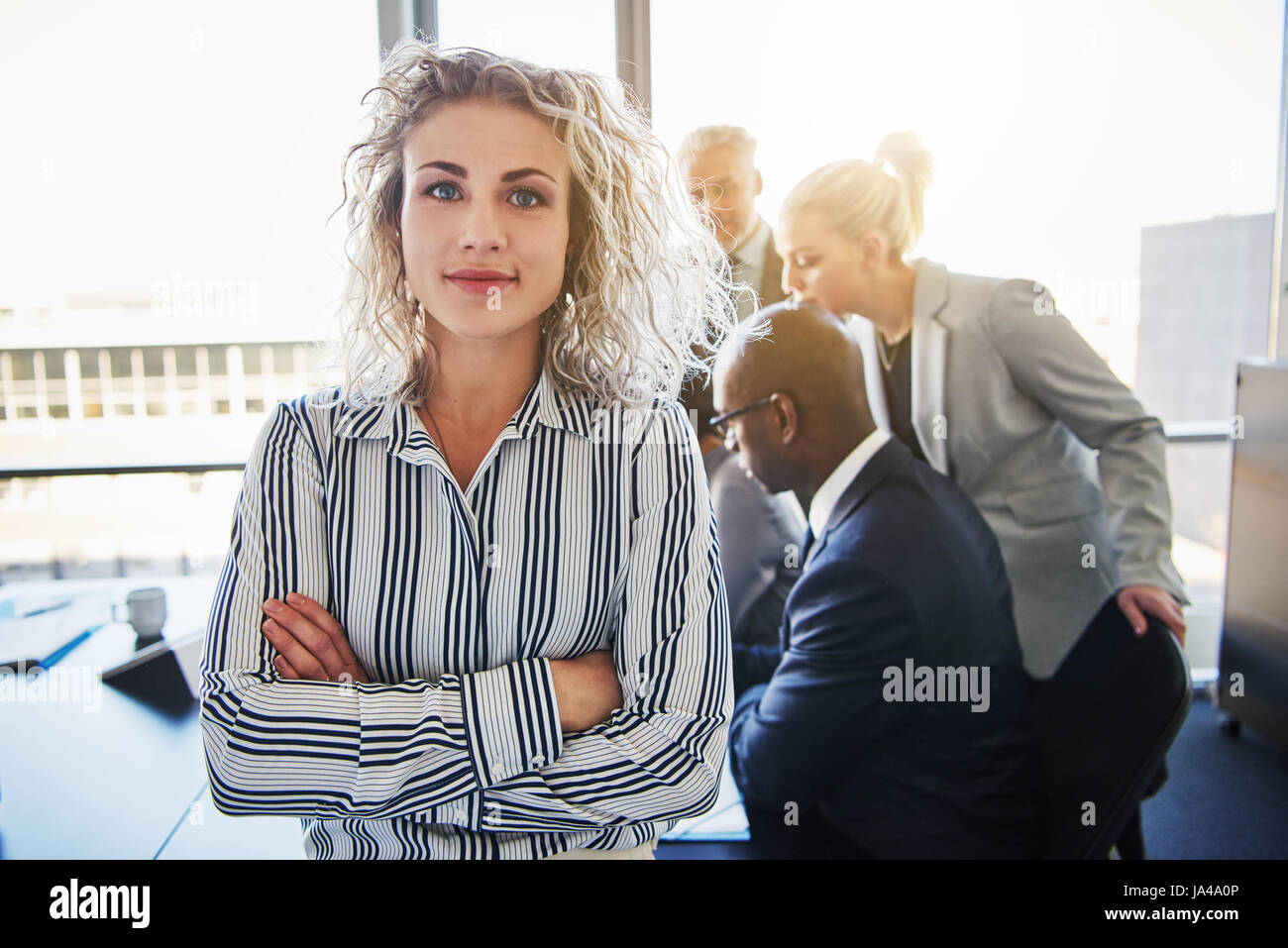 Business Woman standing in front of team, équipe d'entrepreneurs mixte Banque D'Images