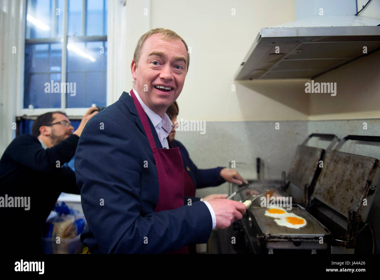 Les libéraux démocrates chef Tim Farron faire des sandwichs pour les électeurs au cours d'une visite à Cafe Vigo à Édimbourg sur la campagne électorale générale trail. Banque D'Images