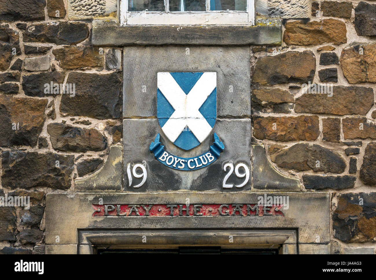 Close up de bâtiment historique, Stirling Boy's club, Vieille Ville, Stirling, Écosse, Royaume-Uni, avec bouclier et date 1929 sautoir Banque D'Images