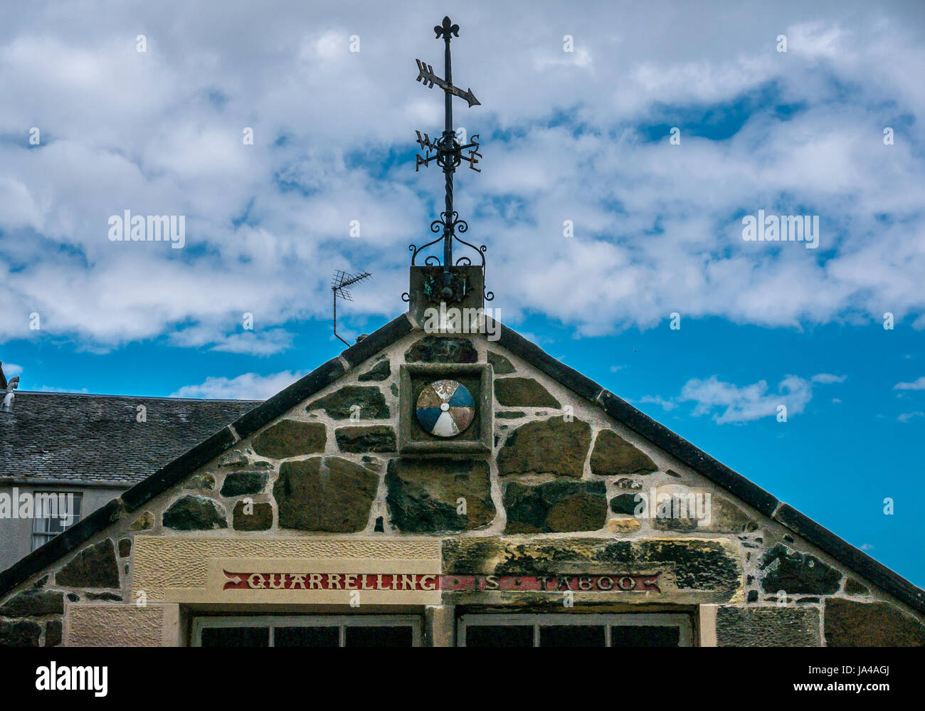 Girouette de toit à pignon et Stirling Boy's Club, St Johns Street, Stirling, Scotland, UK, conçu par l'architecte Eric S Bell avec inscription sculptée Banque D'Images