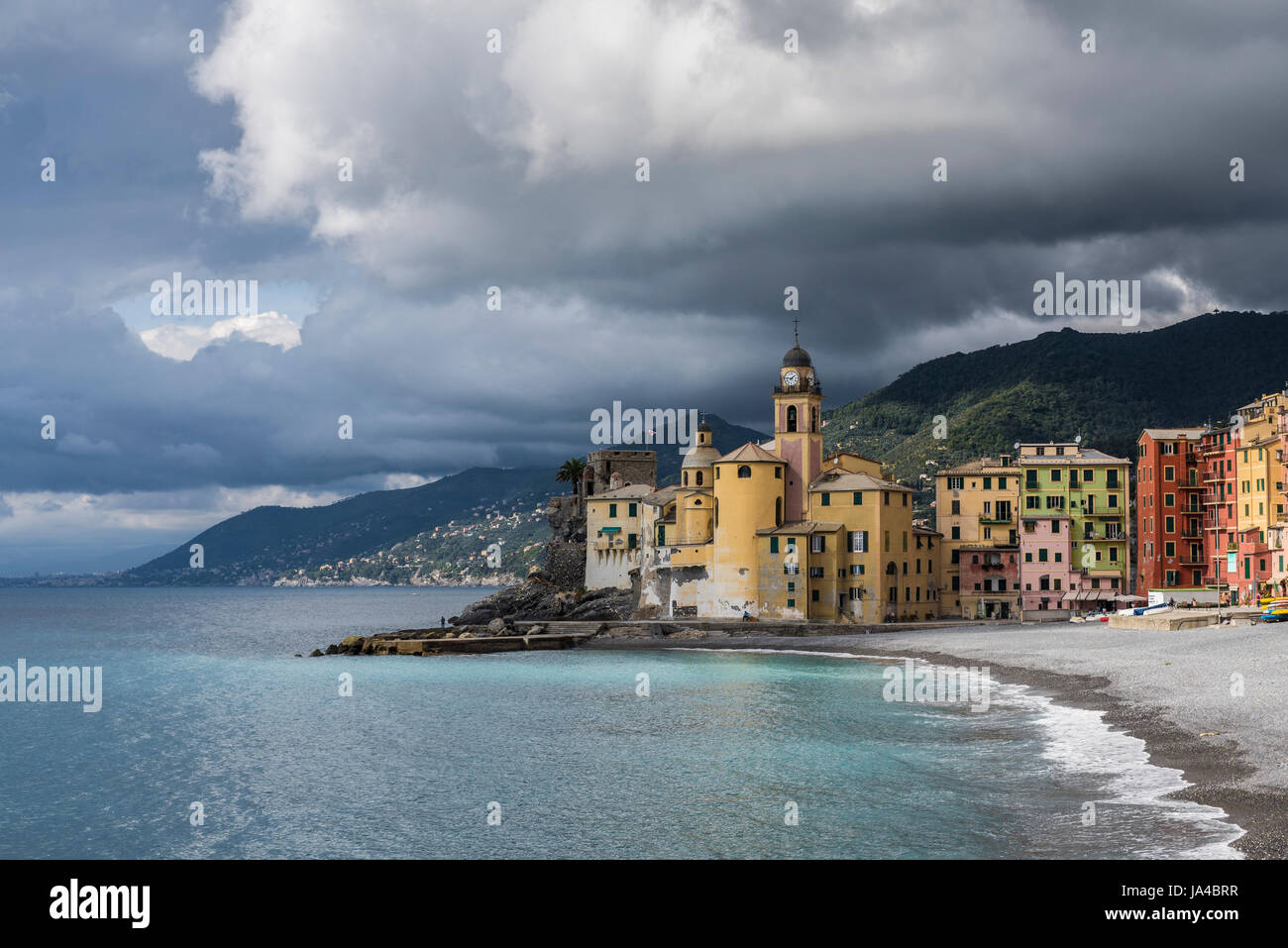CAMOGLI, ITALIE - 19 octobre 2016 : Basilica di Santa Maria Assunta et bâtiments colorés le long de la côte de la Riviera italienne, la Ligurie Banque D'Images