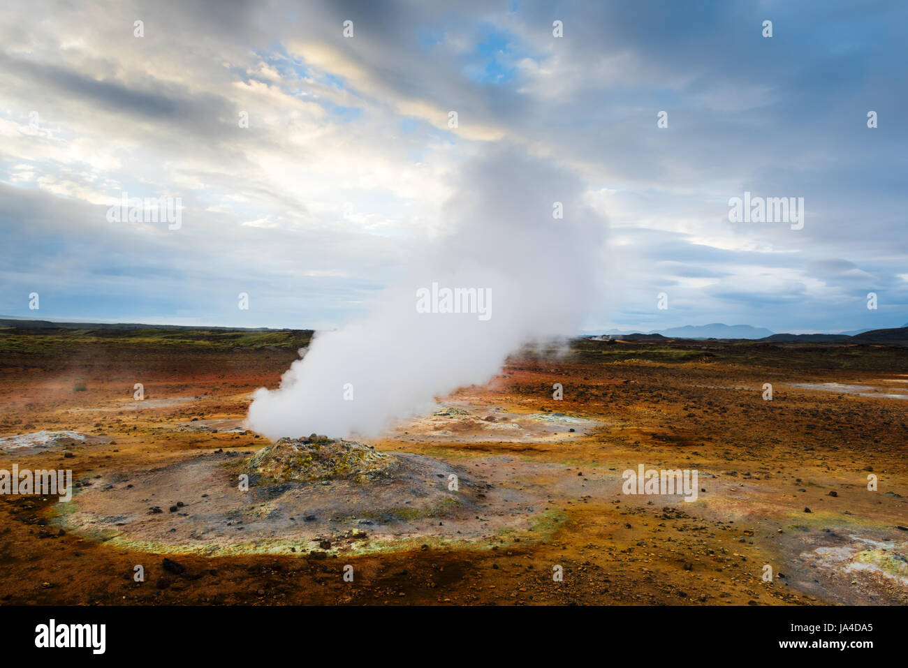 Fumeurs fumerolles sur Hverarond Valley, au nord de l'Islande, de l'Europe. Banque D'Images