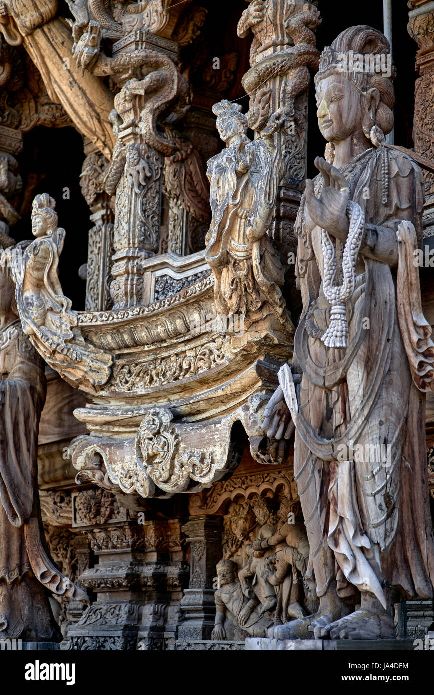 Sanctuaire de vérité Pattaya. Sculptures en bois complexes et ornées au temple bouddhiste hindou Pattaya Thaïlande Asie du Sud-est Banque D'Images