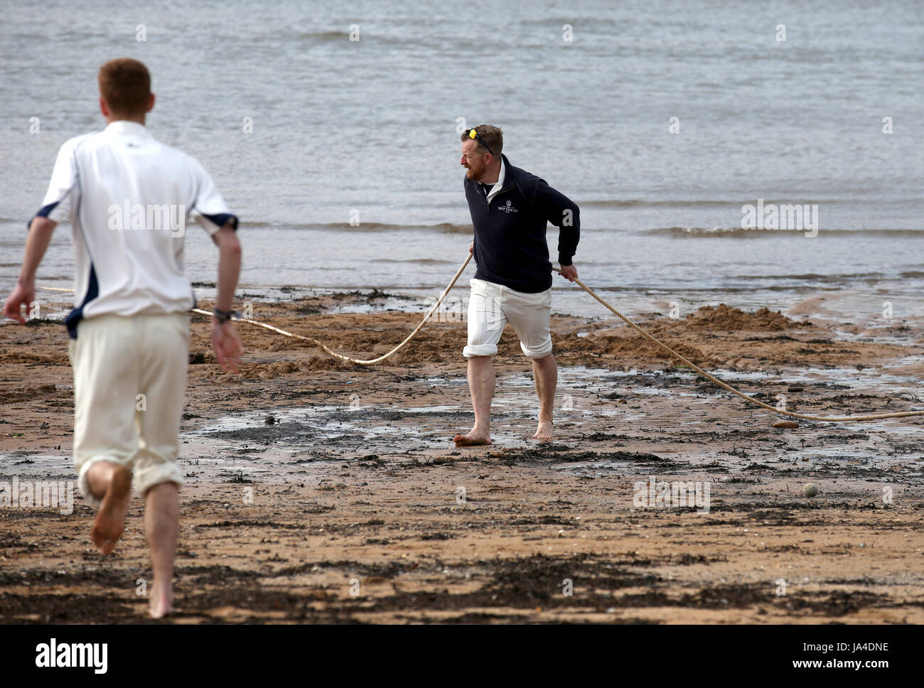 La frontière est déplacée à mesure que la marée entre lors du match de cricket de plage à Elie, entre l'équipe de cricket de Ship Inn, à Elie, Fife et excentrique Flamingos CC. Le Ship Inn est le seul pub de Grande-Bretagne à avoir une équipe de cricket avec un terrain sur la plage. La saison de Ship Inn CC s'étend de mai à septembre, les dates des matchs étant fonction de la marée. Ils jouent contre une combinaison de l'opposition régulière de l'Ecosse et des équipes de tournée du monde entier. Tout batteur qui frappe un six qui atterrit dans le jardin de bière de Ship Inn gagne leur taille en bière et tout spectateur non jouant qui attrape un six in Banque D'Images