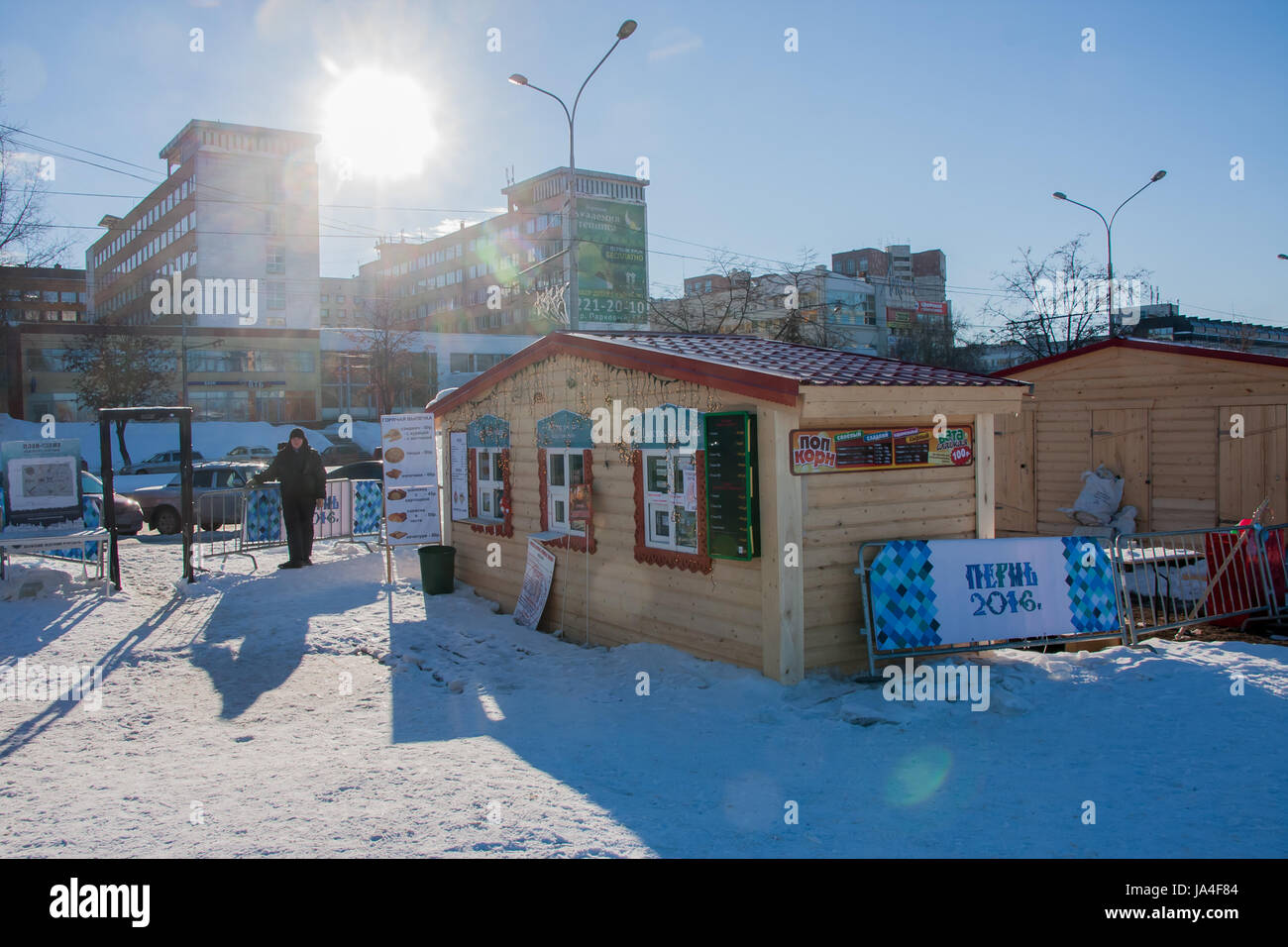 PERM, Russie, février 06,2016 : les gens achètent de la nourriture à la restauration rapide en une ville de glace sur l'Esplanade, Lenina Street Banque D'Images