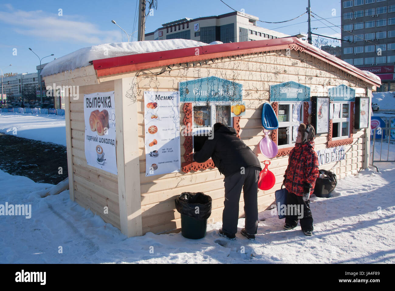 PERM, Russie, février 06,2016 : les gens achètent de la nourriture à la restauration rapide en une ville de glace sur l'Esplanade, Lenina Street Banque D'Images