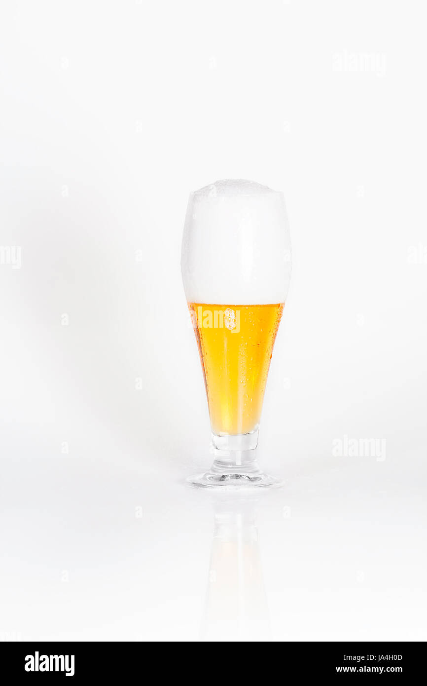 Verre de bière lager froide avec de la mousse sur un fond blanc isolé Banque D'Images