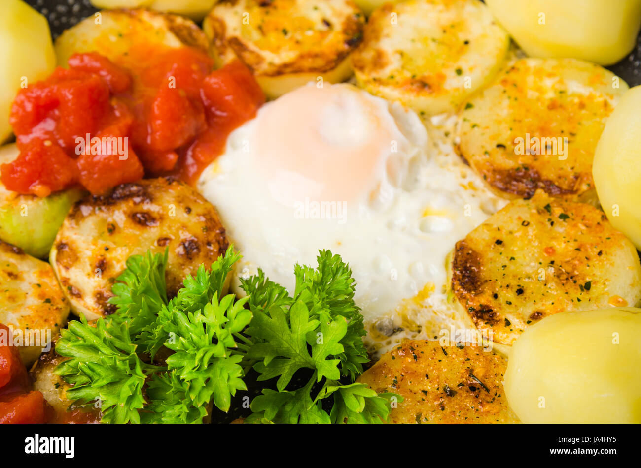 Oeufs au plat avec des légumes et de courgettes frites, close-up Banque D'Images