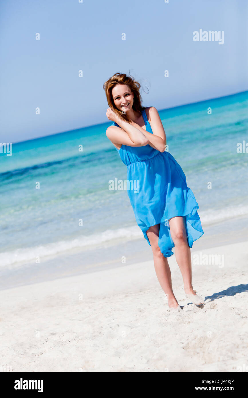 - Welness junge Frau mit blauem kleid sommer urlaub am meer Banque D'Images