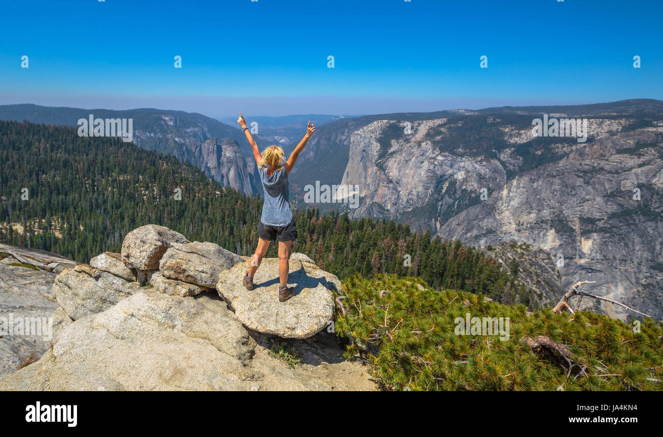 En profitant du sommet de Yosemite Banque D'Images
