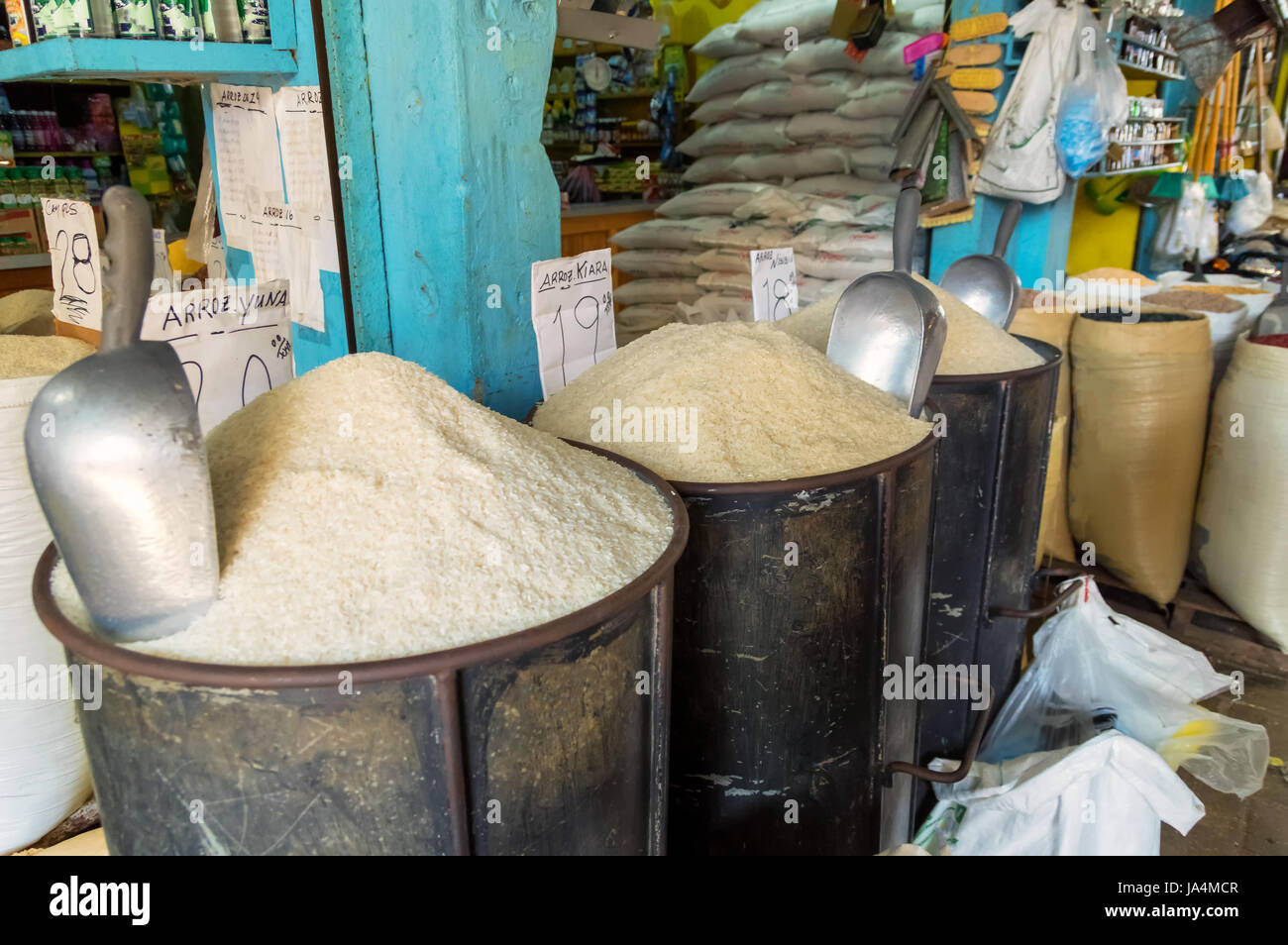 Et de riz dans des barils à la République dominicaine marché. Banque D'Images