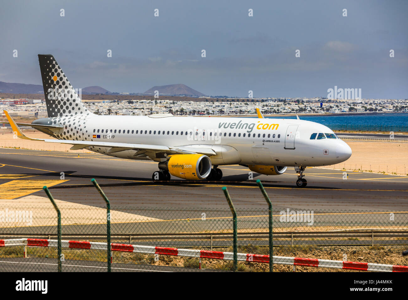 ARECIFE, ESPAGNE - avril 15, 2017 : Airbus A320 de l'enregistrement avec vueling.com CE-LYP prêt à décoller à l'aéroport de Lanzarote Banque D'Images