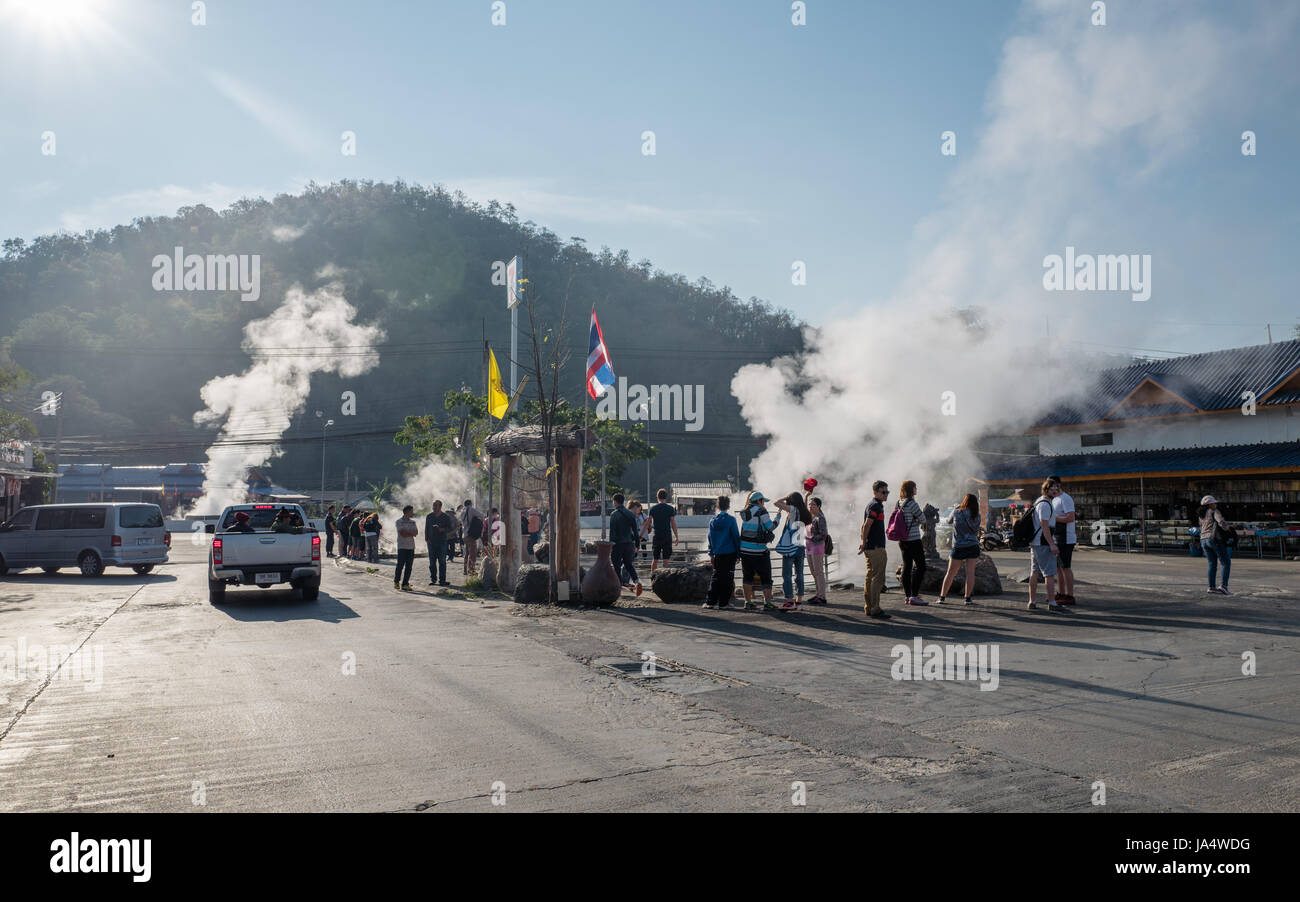 Soet Pha Hot Spring en dehors de Chiang Rai. C'est un arrêt touristiques populaires dans le nord de la Thaïlande entre Chiang Mai et Chiang Rai. Banque D'Images