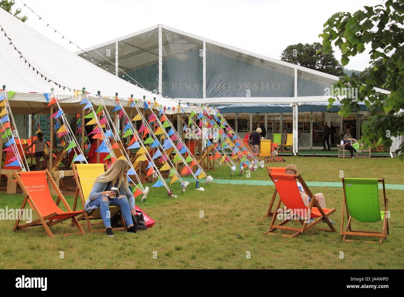 En dehors de la librairie Festival relaxant, Hay Festival 2017, Hay-on-Wye, Brecknockshire, Powys, Pays de Galles, Grande-Bretagne, Royaume-Uni, UK, Europe Banque D'Images