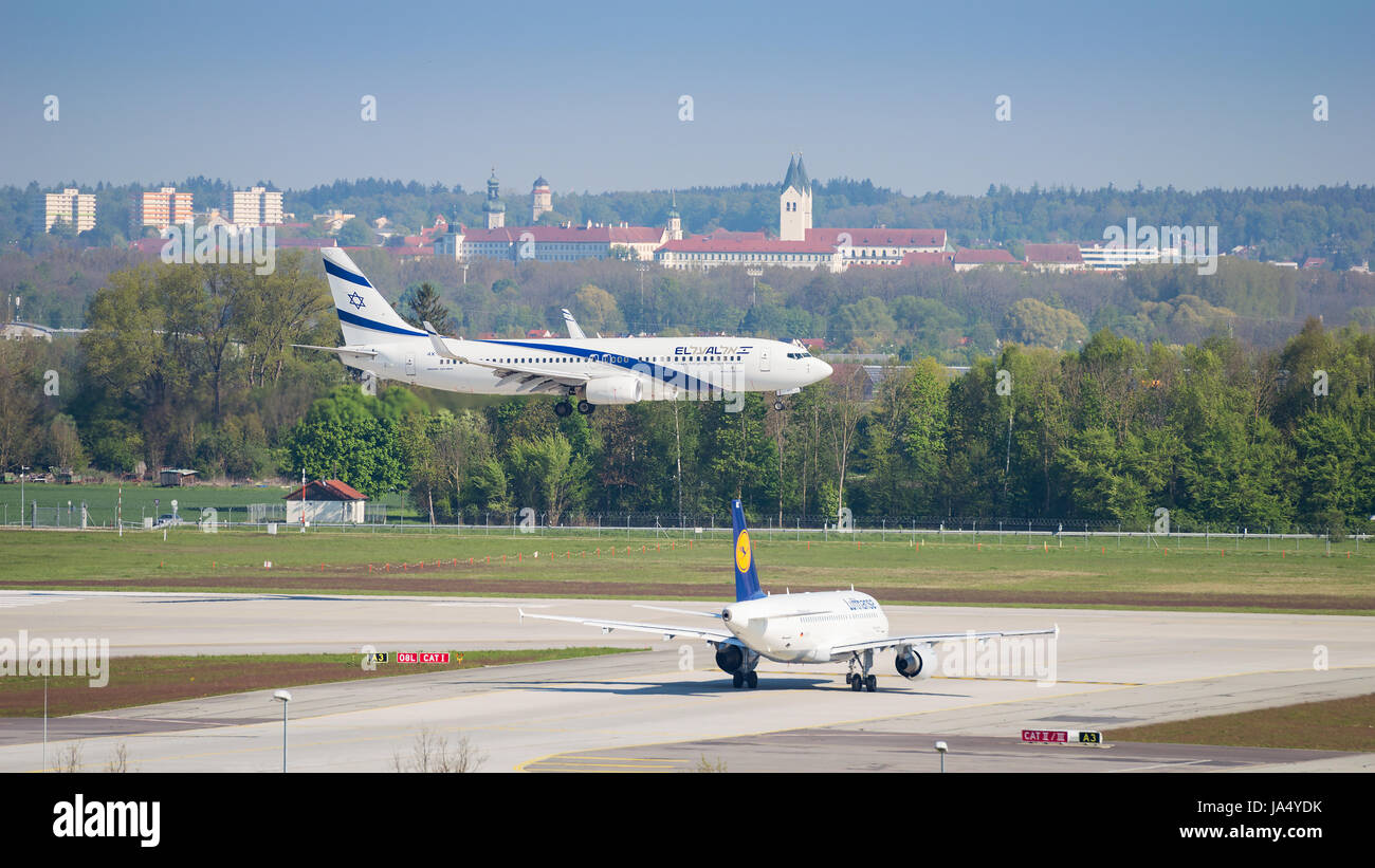 Munich, Allemagne - le 6 mai 2016 : Avion de la compagnie aérienne israélienne El Al l'atterrissage à l'aéroport international de Munich. Banque D'Images