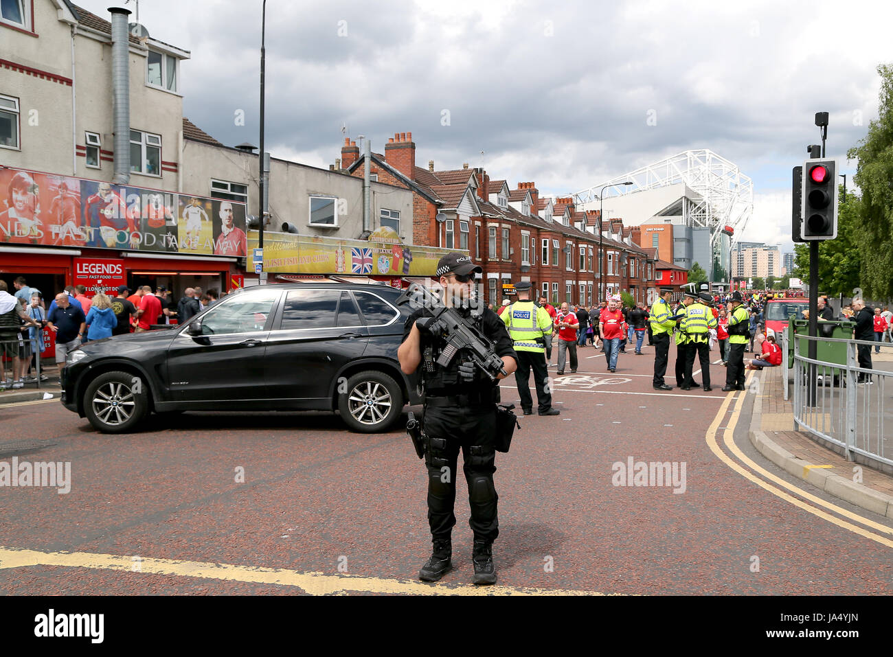 Un policier en service avant le témoignage de Michael Carrick match à Old Trafford, Manchester. Banque D'Images