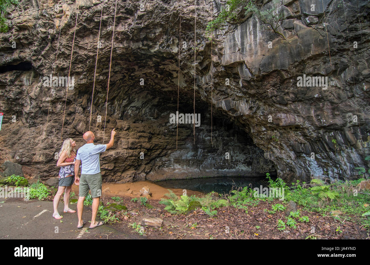 Haena Kauai Hawaii Haena State Park couple at cave dans Côte-Nord Banque D'Images