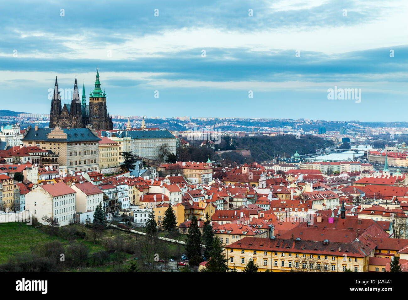 Panorama de la ville de Prague. De tuiles rouges des maisons dans la vieille partie de la ville. Vue aérienne Banque D'Images