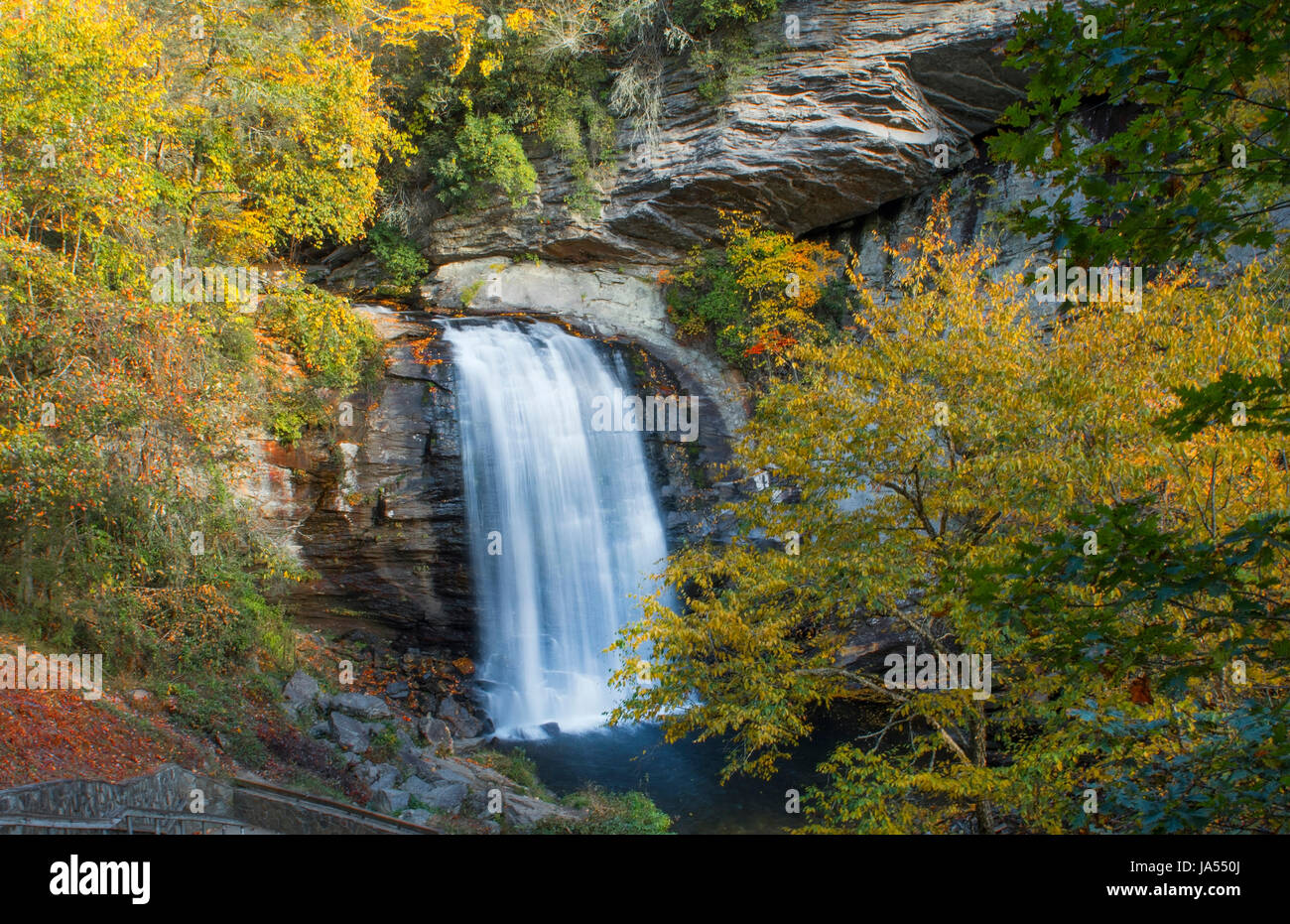 Caroline du Nord de Brevard en verre à la chute près de Asheville avec les couleurs de l'automne à Pisgah Forest National sur le Blue Ridge Parkway Banque D'Images