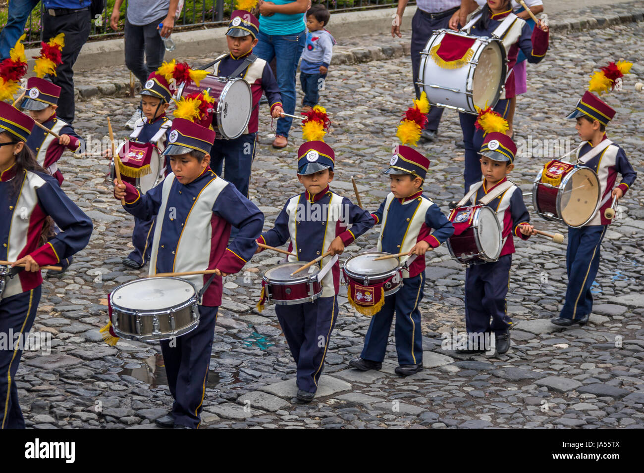 Groupe de petits enfants Marching Band en uniforme - Antigua, Guatemala Banque D'Images
