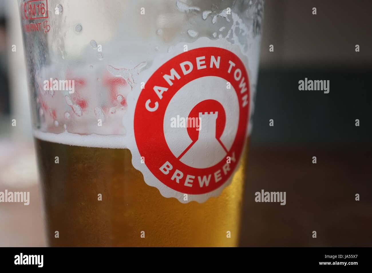 Une pinte verre avec le logo de la brasserie de Camden Town sur elle à un pub à Oxford, Angleterre, Royaume-Uni. Le 2 juin 2017. Banque D'Images