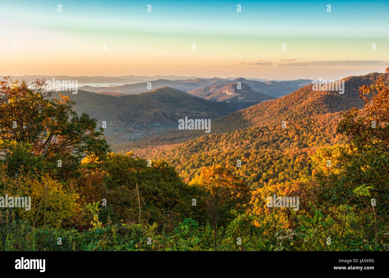 Caroline du Nord Brevard près d'Asheville montagnes Blue Ridge Couleurs d'automne lever de la route des crêtes des collines Banque D'Images