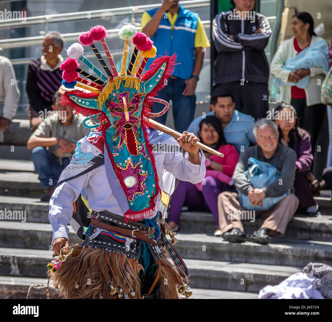 Groupe en costume local effectuant la danse traditionnelle équatorienne - Quito, Équateur Banque D'Images
