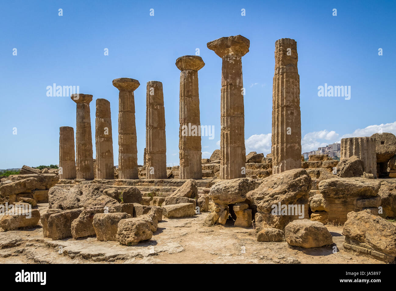 Temple d'Héraclès Dorian colonnes dans la Vallée des Temples - Agrigente, Sicile, Italie Banque D'Images