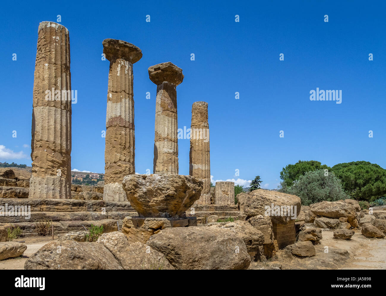 Temple d'Héraclès Dorian colonnes dans la Vallée des Temples - Agrigente, Sicile, Italie Banque D'Images