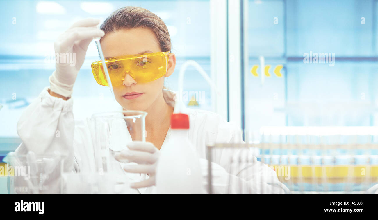 Femme en laboratoire, chercheur, médecin Banque D'Images