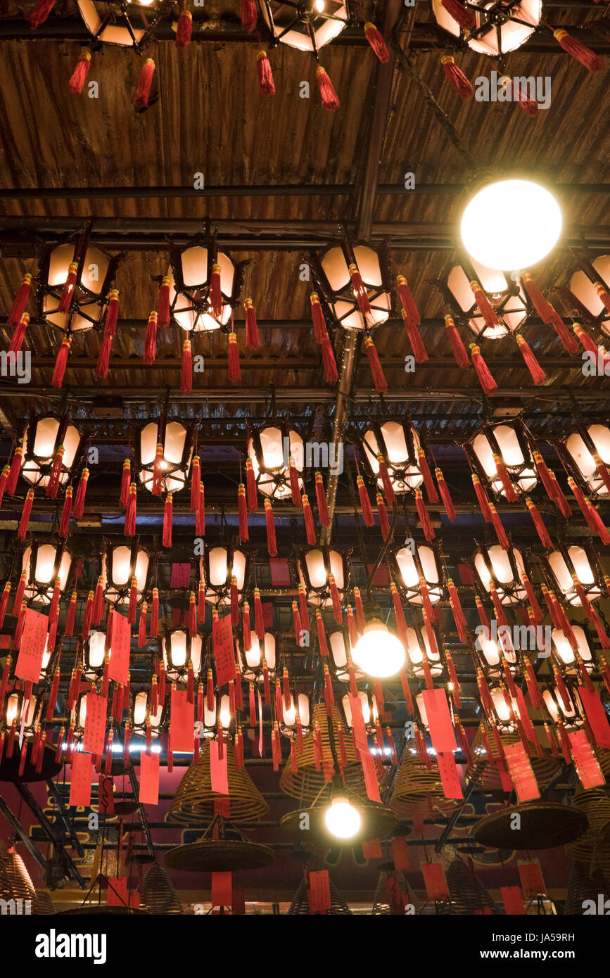 Vue verticale de prières liées aux lanternes décoratives à l'intérieur du temple Man Mo à Hong Kong, Chine. Banque D'Images