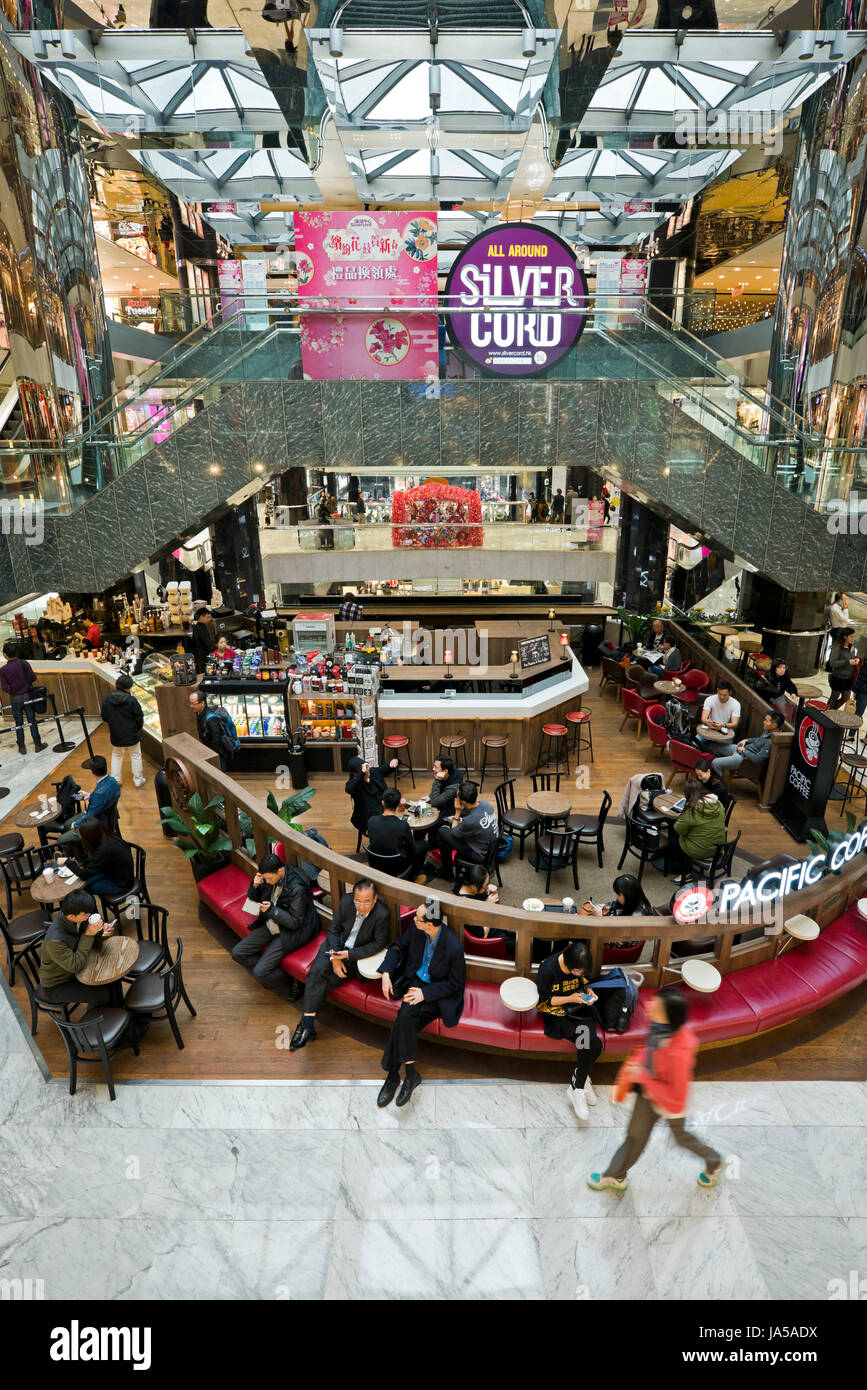 Vue verticale à l'intérieur de l'Silvercord shopping mall à Hong Kong, Chine. Banque D'Images