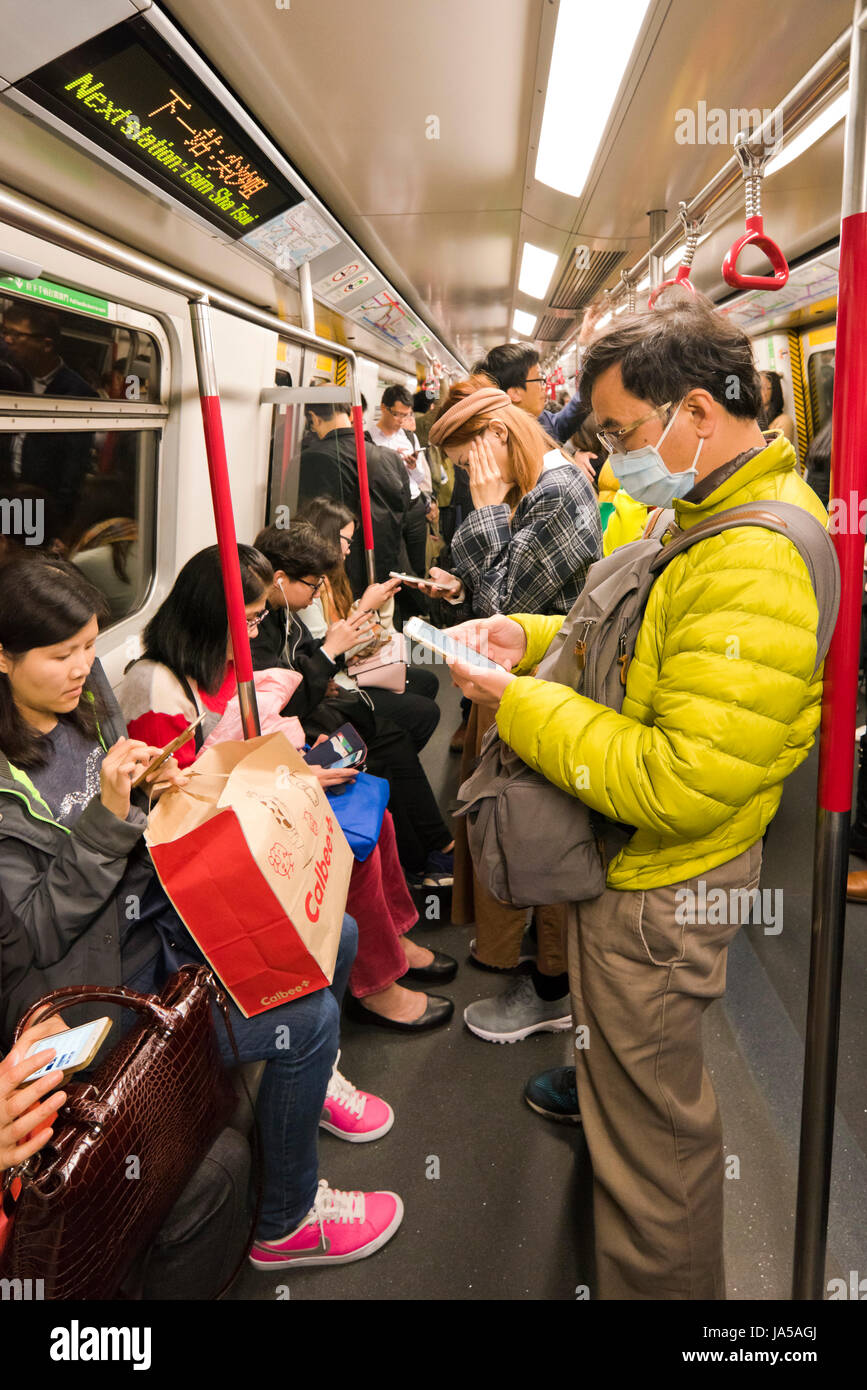Vue verticale de passagers à l'intérieur de l'EXAMEN À MI-PARCOURS, Mass Transit Railway, à Hong Kong, Chine. Banque D'Images