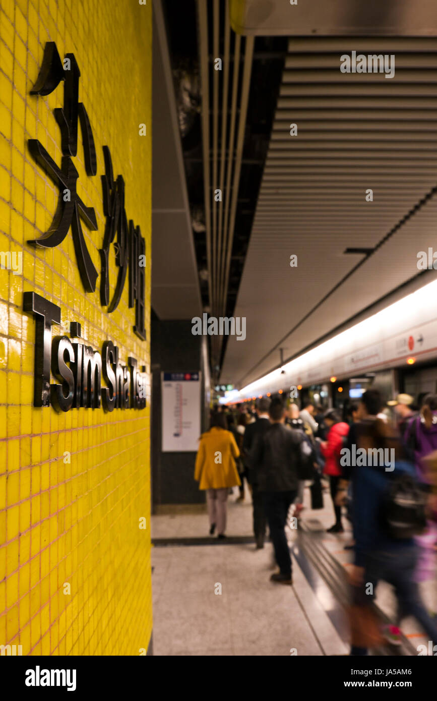 Vue verticale de passagers à marcher le long de la plate-forme de l'EXAMEN À MI-PARCOURS, Mass Transit Railway, à Hong Kong, Chine. Banque D'Images