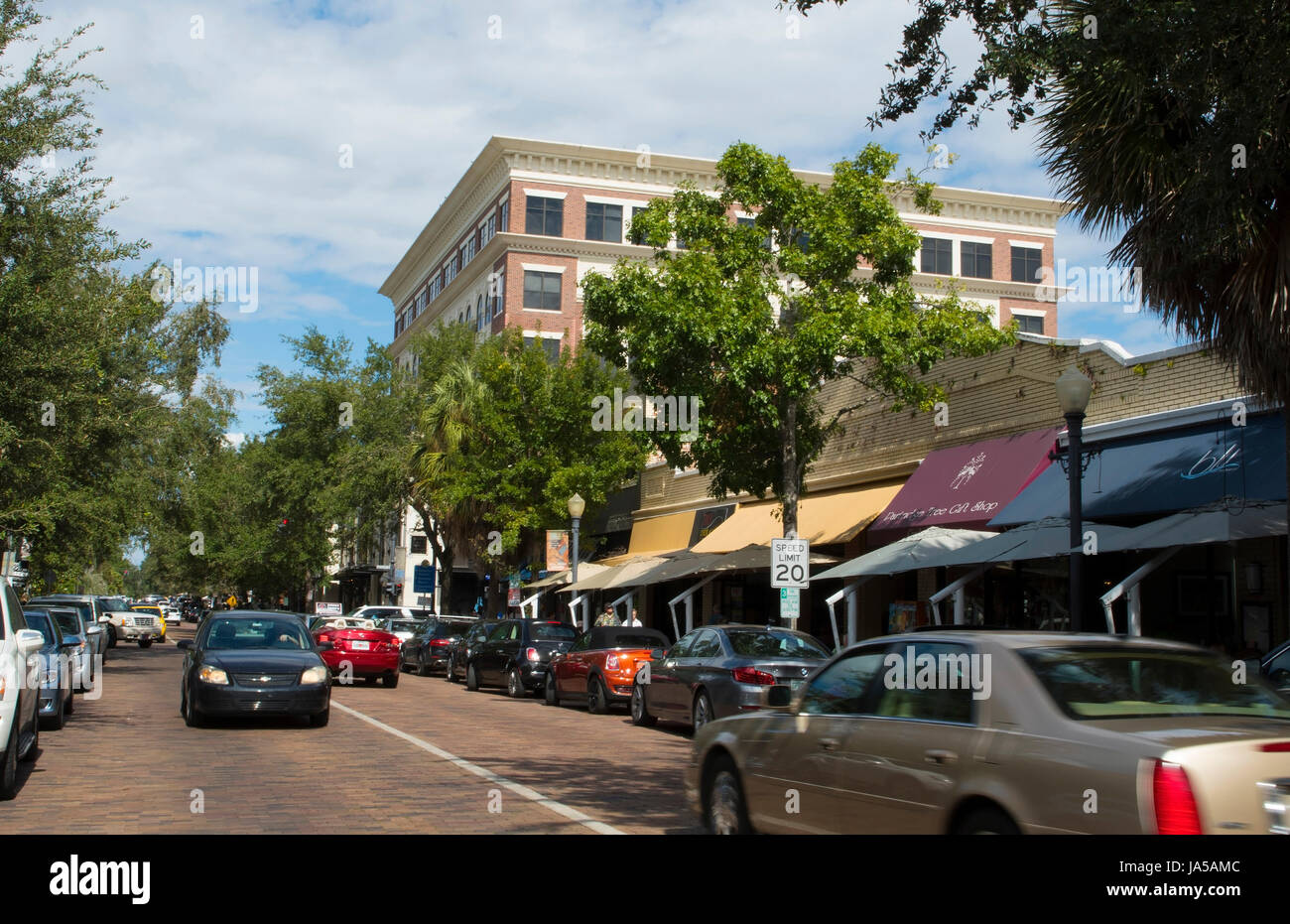 Winter Park Florida Park Avenue et des boutiques et restaurants de la circulation dans les cafés haut de gamme exclusive Banque D'Images