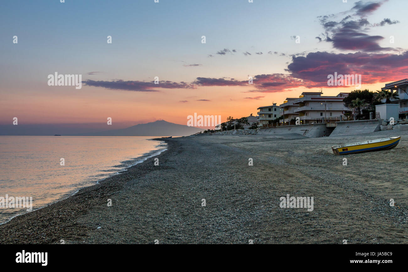 Coucher du soleil sur une plage méditerranéenne de la mer Ionienne avec le Mont Etna sur arrière-plan - Bova Marina, Calabre, Italie Banque D'Images