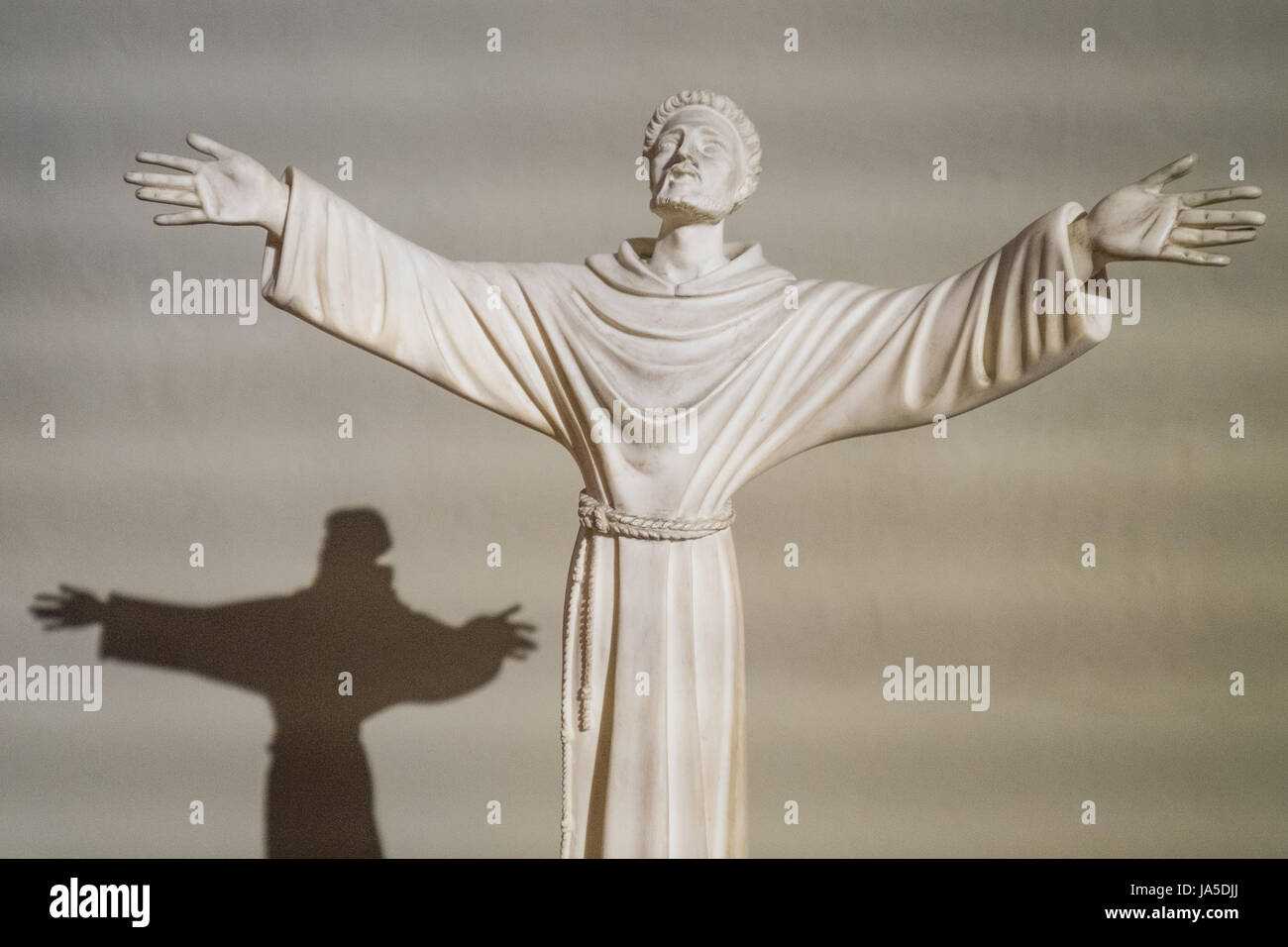 VOLTERRA, TOSCANE - 21 MAI 2017 - unique nef et chœur réalisés dans la voûte centrale, la plupart des détails architecturaux remarquables à l'intérieur de l'église San Lino, STA Banque D'Images