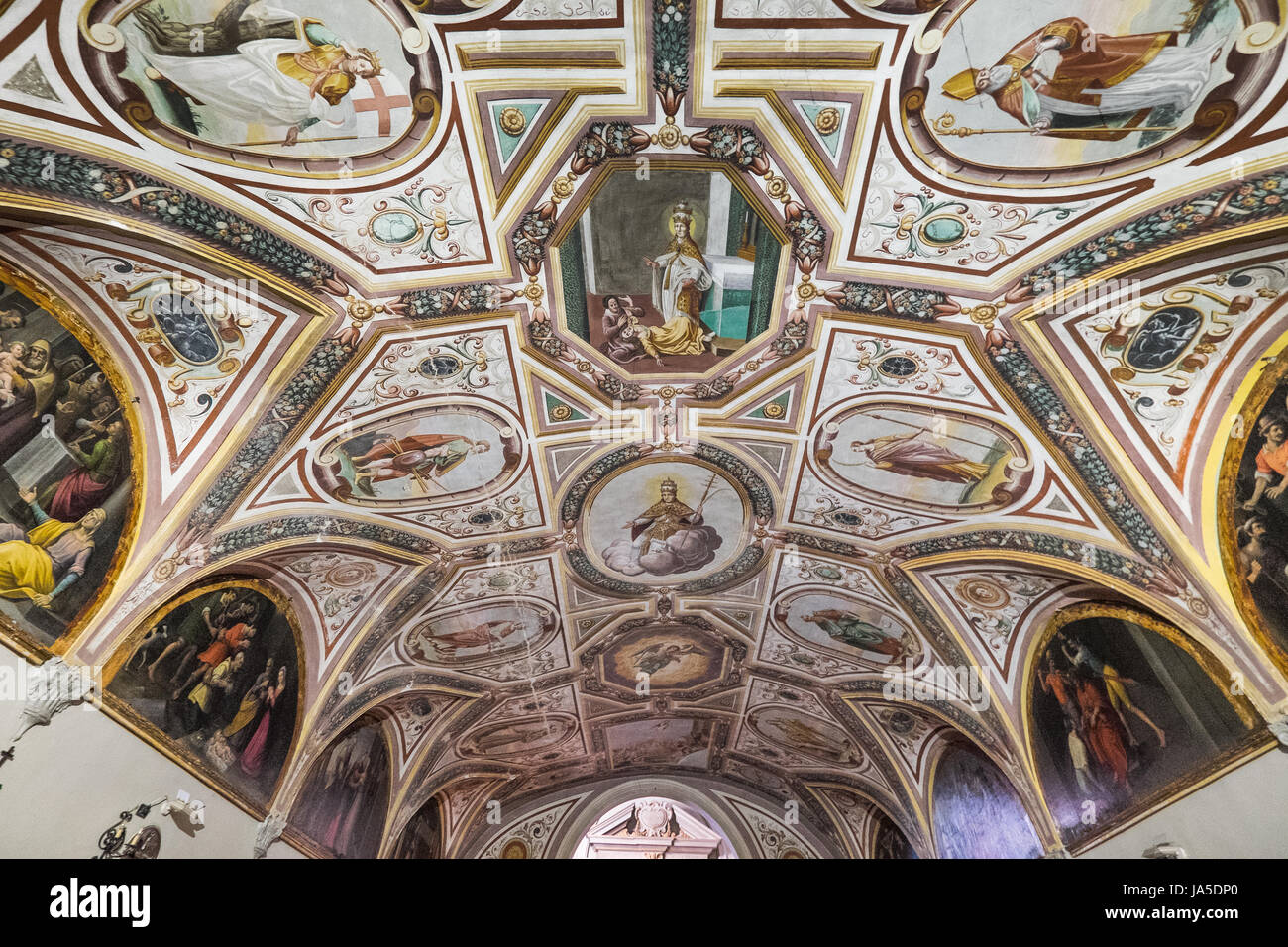 VOLTERRA, TOSCANE - 21 MAI 2017 - unique nef et chœur réalisés dans la voûte centrale, la plupart des détails architecturaux remarquables à l'intérieur de l'église San Lino Banque D'Images