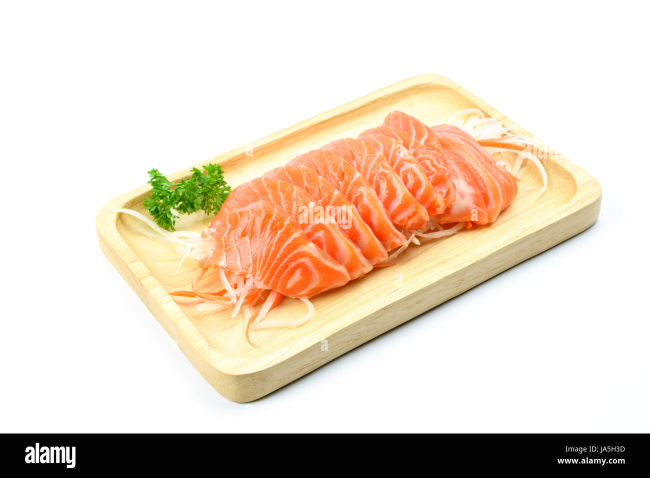 Sashimi au saumon sur une plaque de bois isolé sur fond blanc Banque D'Images
