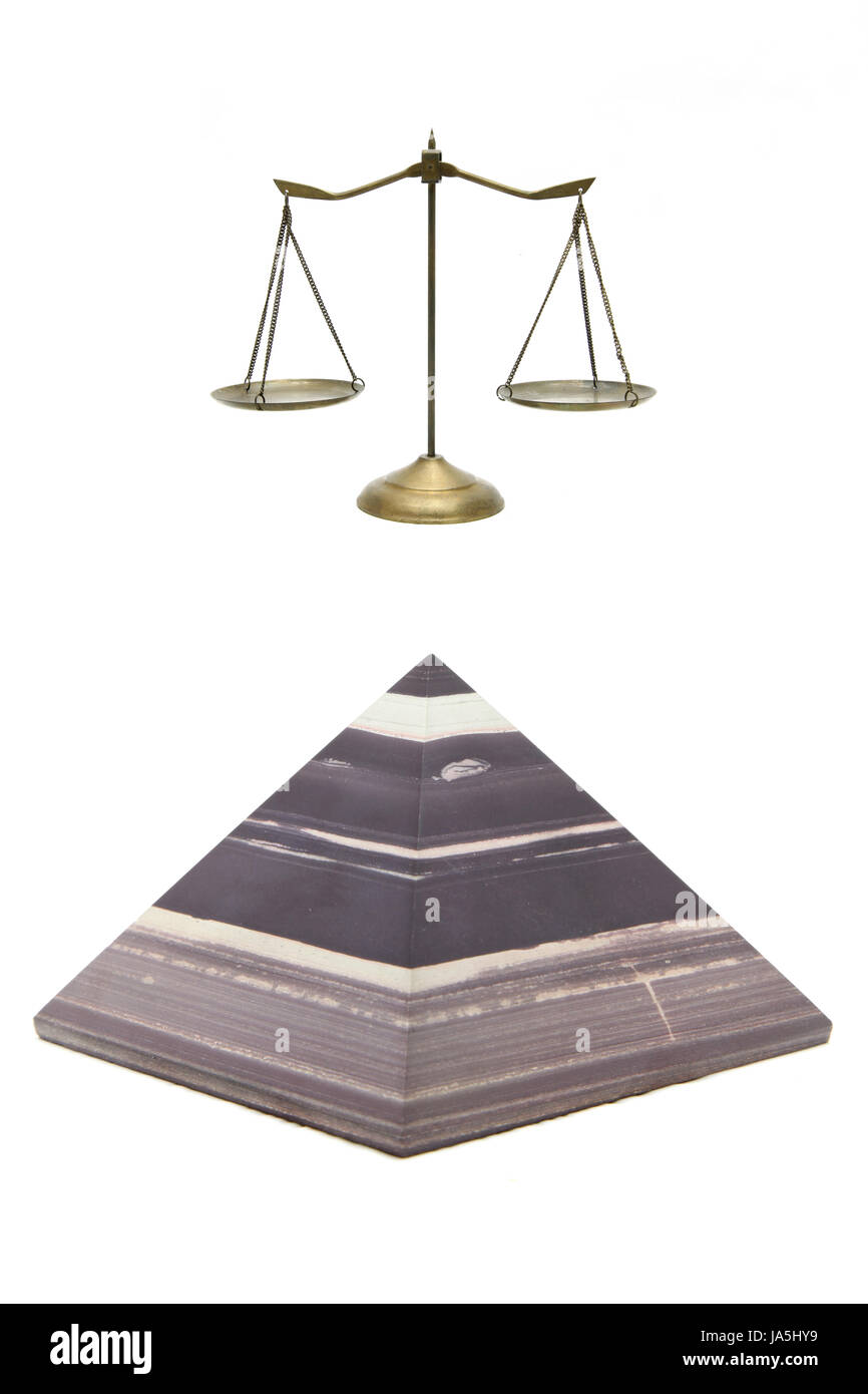 Pierre brun isolé et sur l'échelle de la pyramide d'or blanc Banque D'Images