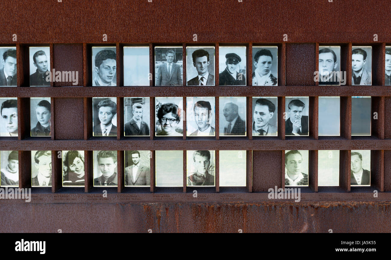 Des photographies de ceux tués en essayant de franchir le Mur de Berlin, la Gedenkstätte Berliner Mauer (Mémorial du Mur de Berlin), Bernauer Strasse, Berlin, Allemagne Banque D'Images