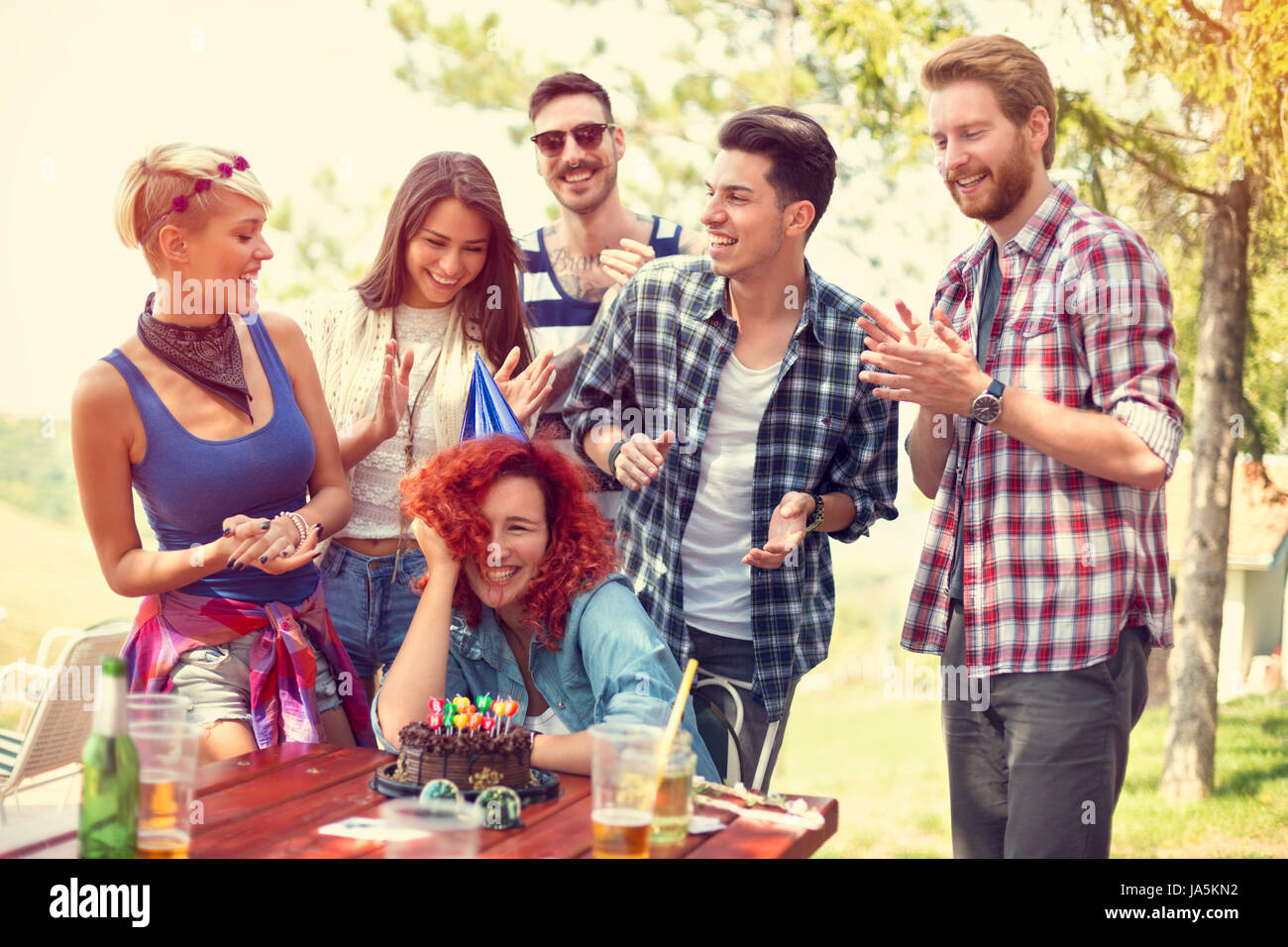 Fête anniversaire fille dans la nature avec ses amis Banque D'Images