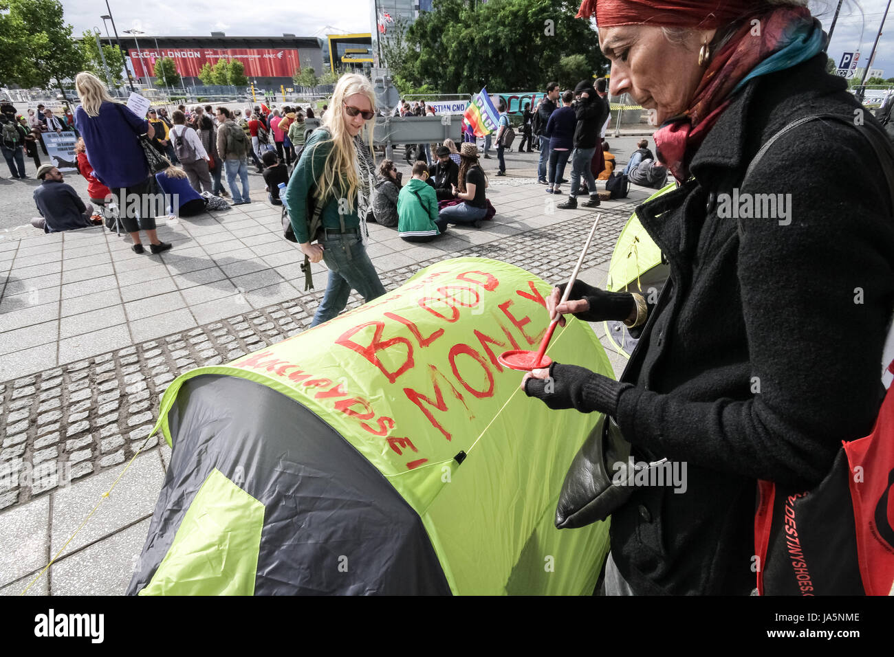 Arrêter la foire aux armements. Protestation contre la guerre à l'extérieur Excel Centre dans l'Est de Londres, Royaume-Uni. Banque D'Images