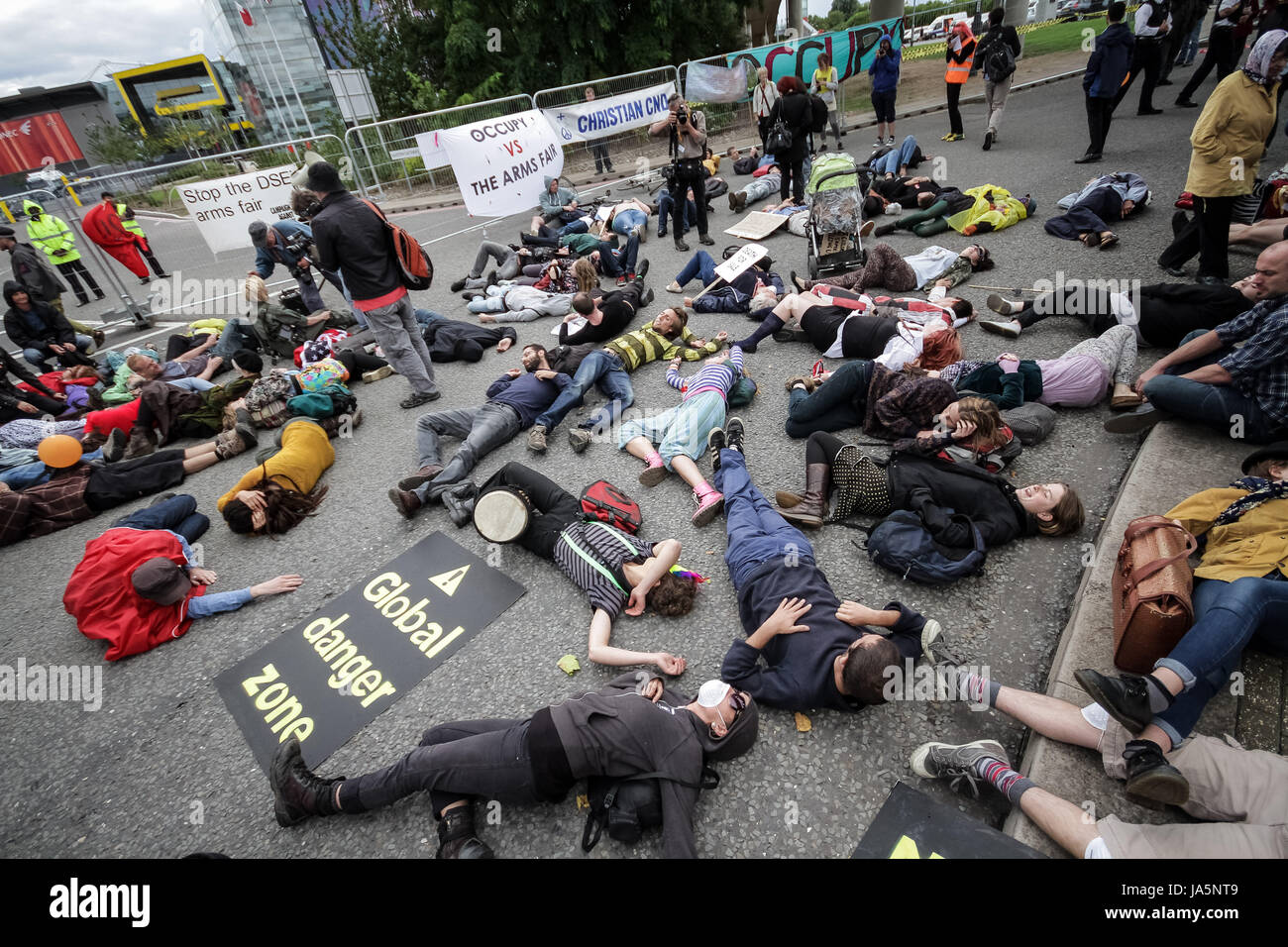 ' Contre. Arrêter la foire aux armements. Protestation contre la guerre à l'extérieur Excel Centre dans l'Est de Londres, Royaume-Uni. Banque D'Images